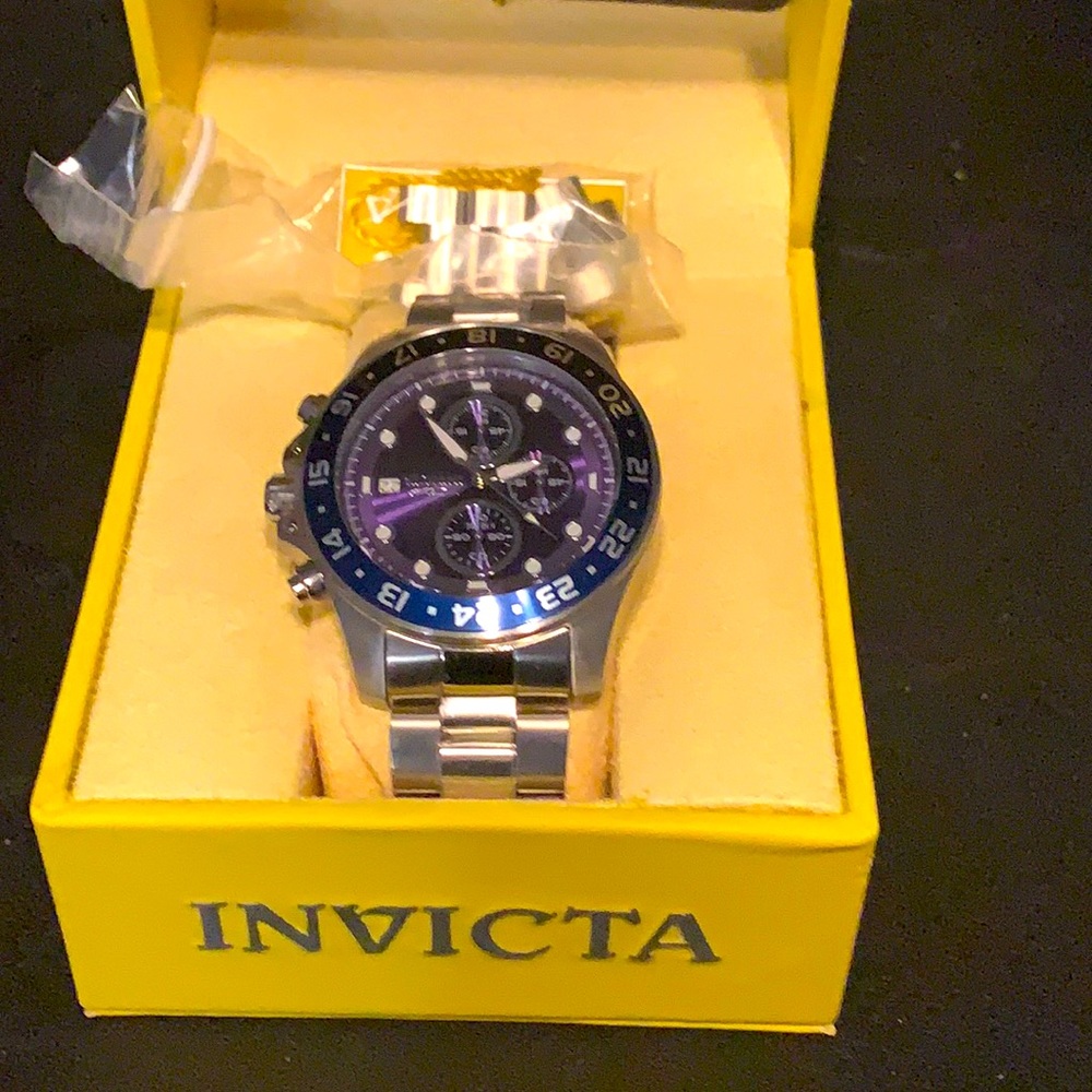 Men's Invicta watch in GREAT condition‼️ Worn only once‼️